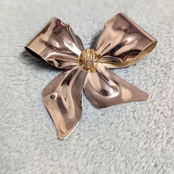 Vintage 80's Silvertone Big Bow Brooche w/ Rhinestone Accents - Picture 1 of 10